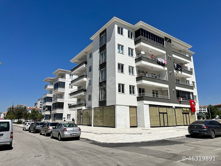 OSMANCIK CADDESİNDE ÖZGÜREVLER DE SATILIK 3. KAT EN GÖZDE DAİRE