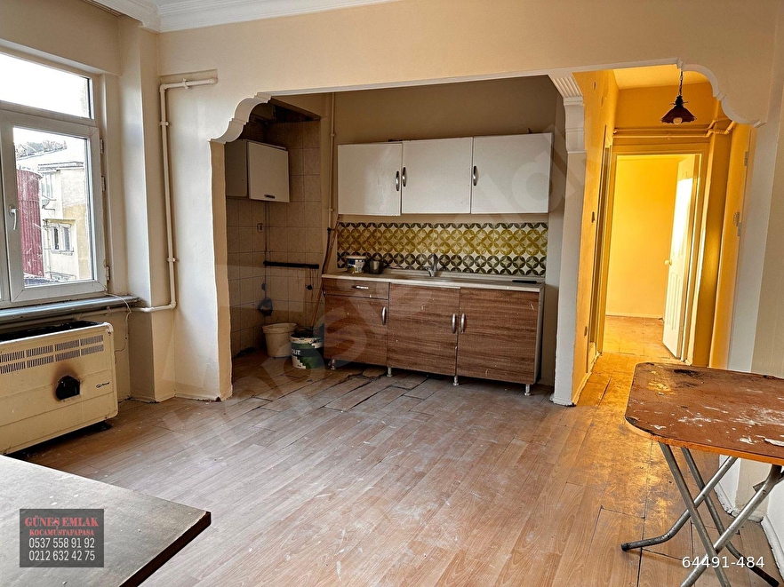 YEDİKULE'DE İKİYÜZLÜ ÇEŞME SOKAKTA SATILIK 2+1 DAİRE