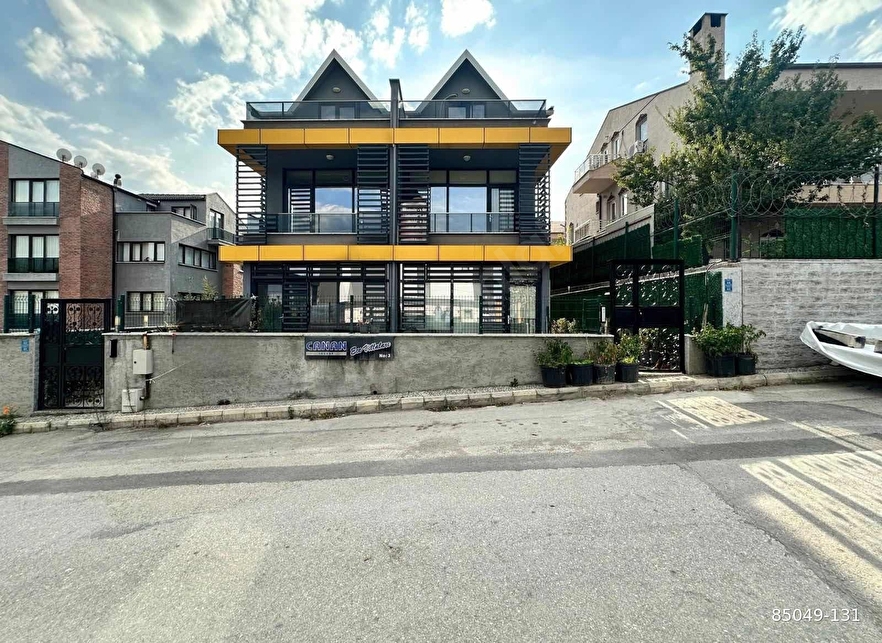 DEMİRCİ DE 3.5+1 SATILIK TRİPLEKS BAHÇELİ VİLLA