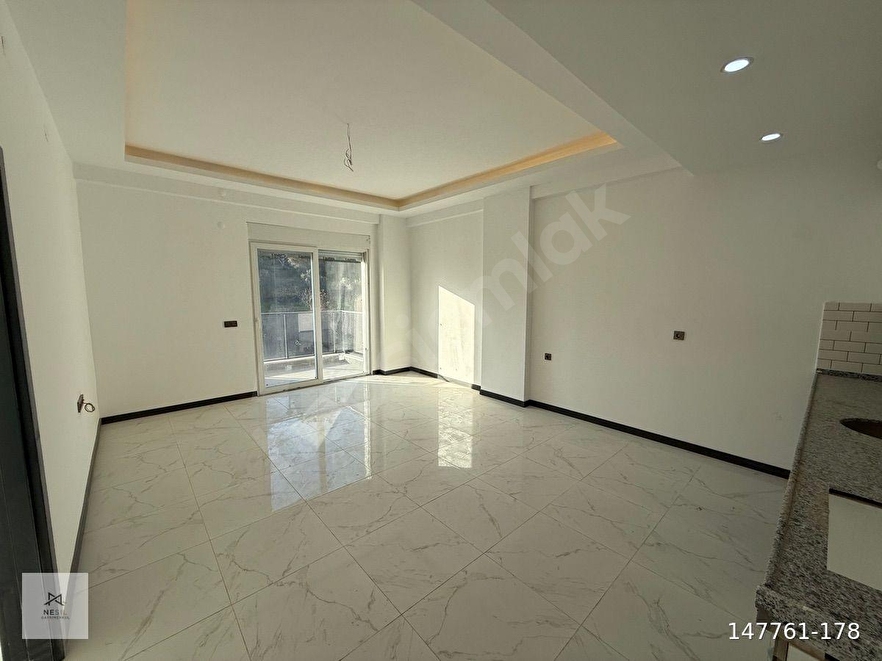 AVSALLARDA LÜKS DAİRE 2.KAT 1+1 56M2 KAT MÜLKİYETLİ GENİŞ FIRSAT DAİRE DENİZE 1 KM MESAFEDE