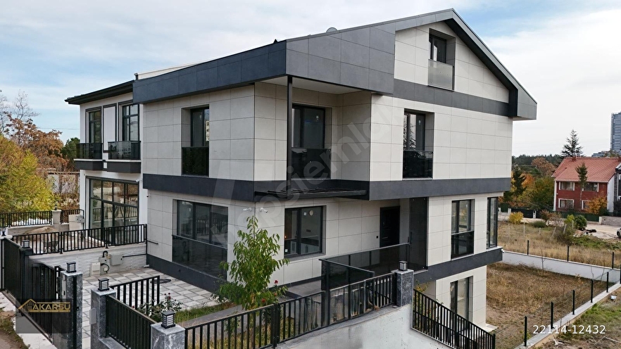AKARSU EMLAK'TAN İNCEK'TE YENİ, MODERN MİMARİLİ, HAMAMLI, 4+2+6 BANYOLU LÜKS VİLLA, OTURUMA HAZIR