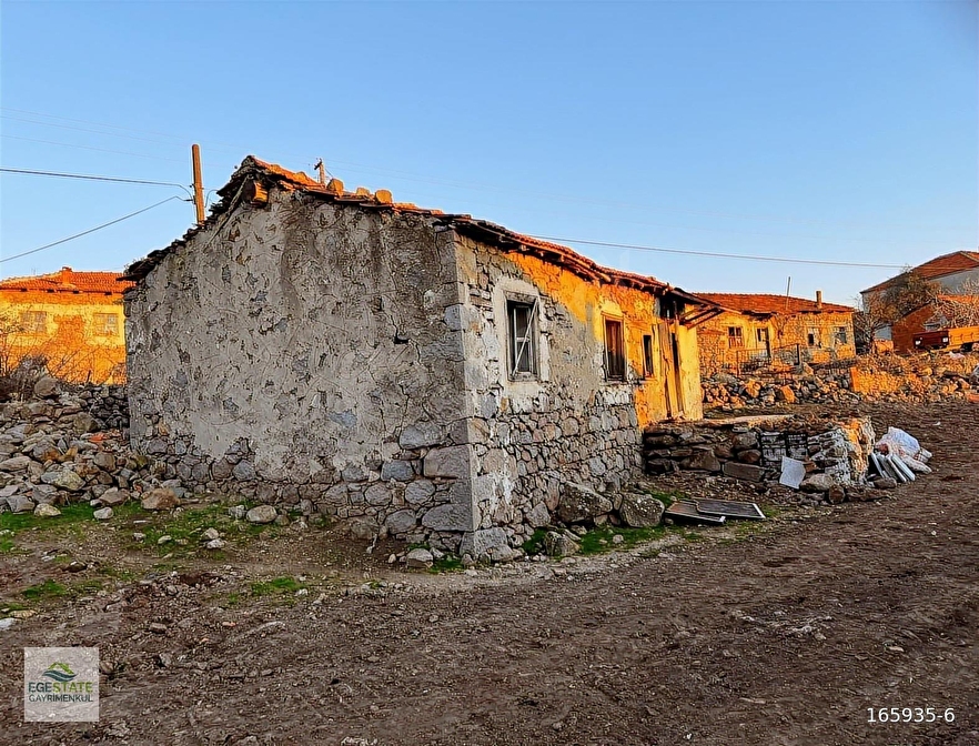 Bergama Durmuşlar Bölgesinde 825 m² Arsa İçinde taş ev
