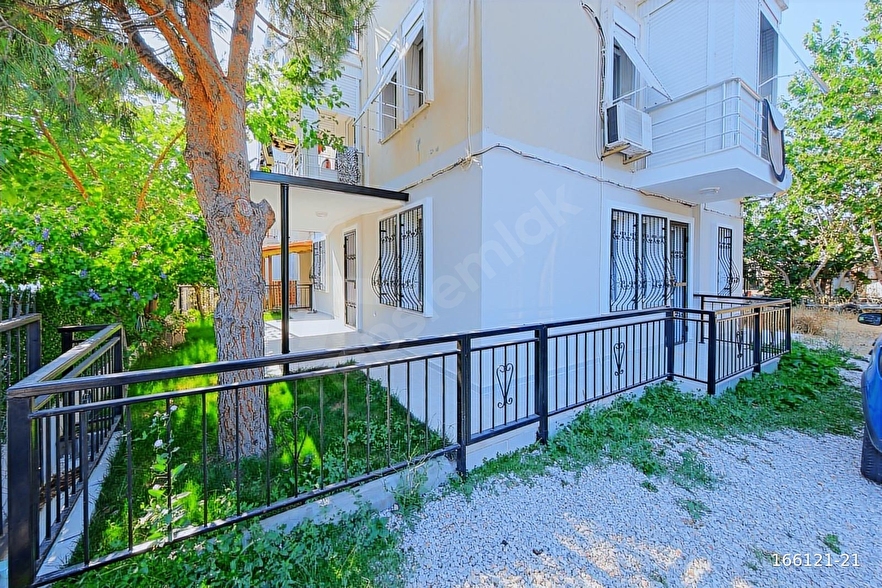 İZMİR ESKİFOÇA MERKEZDE DENİZE 50 METRE BAHÇELİ TADİLATLI DAİRE