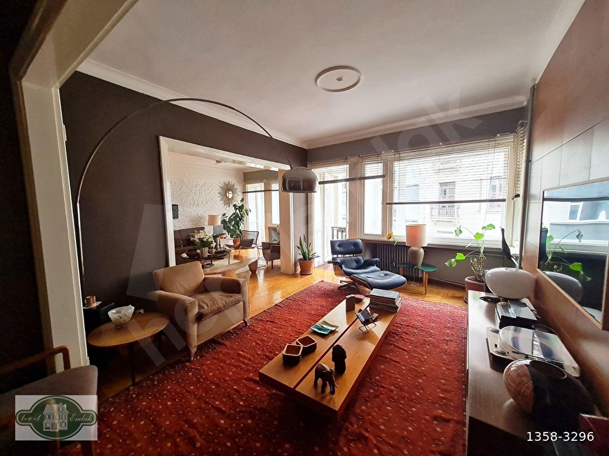 NİŞANTAŞI TARİHİ BİNADA YÜKSEK TAVANLI ve GENİŞ BALKONLU ÖZEL DAİRE