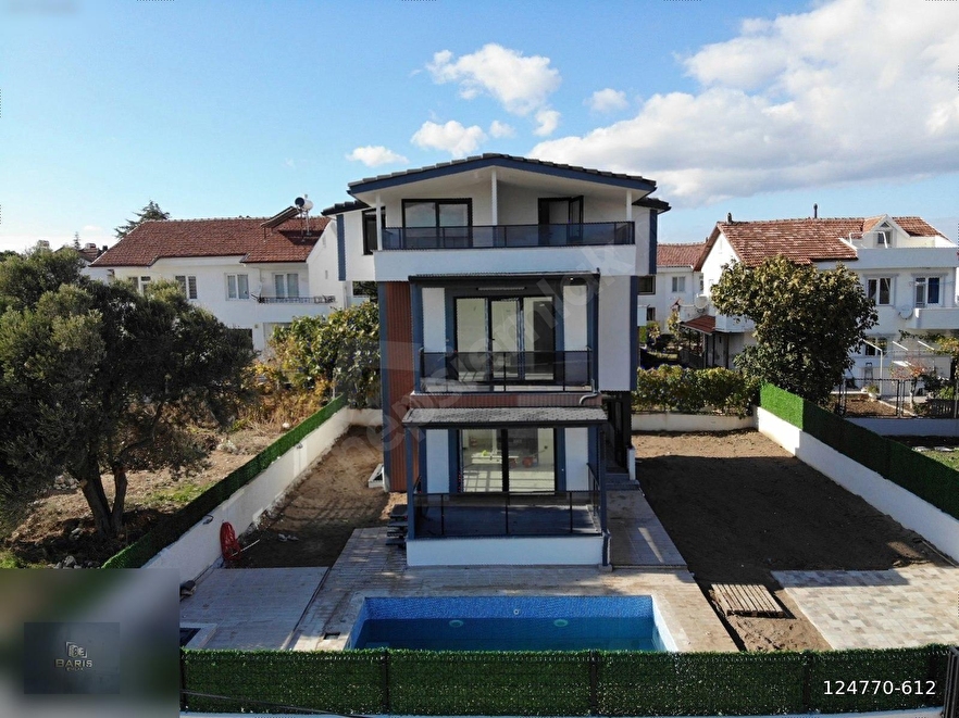 ÇANAKKALE GEYİKLİ'DE SATILIK HAVUZLU TRİPLEKS VİLLA