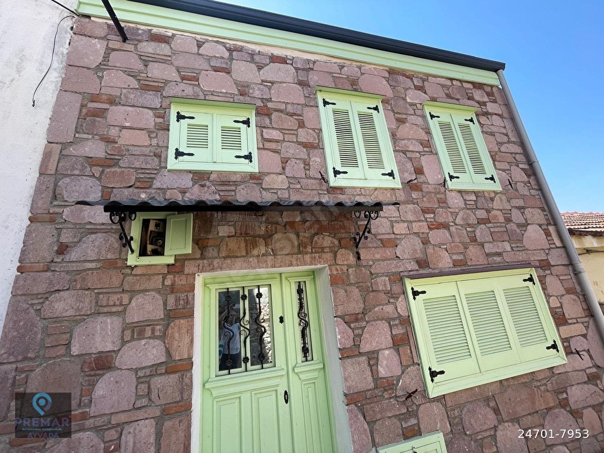 AYVADA'DAN AYVALIK MERKEZ'DE DENİZ MANZARALI VE AVLULU 2 KATLI TAŞ EVİ
