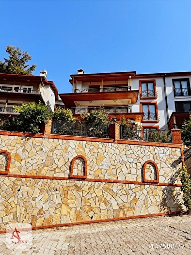 KURŞUNLUDA ÇAMLARIN İÇİNDE ENFES MANZARALI 4+2 TRİPLEKS VİLLA