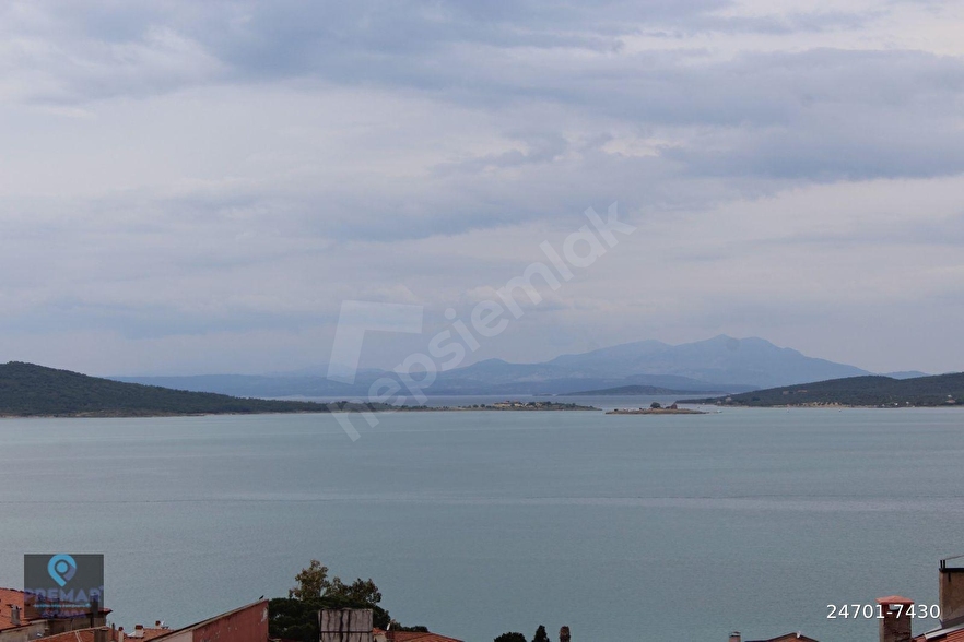 AYVADA'DAN AYVALIK MERKEZ'DE 2 KATLI TAŞ EV VE ARSA