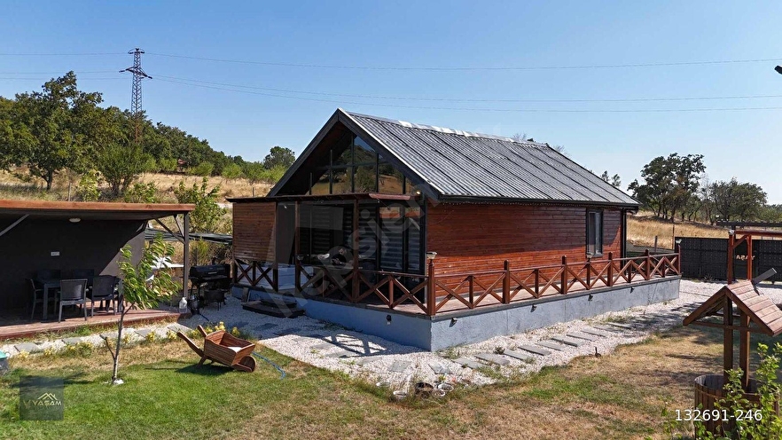 2000 M2 ARAZİ İÇERİSİNDE ASFALT CEPHELİ BUTİK AHŞAP ÇİFTLİK EVİ