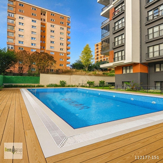 BEYLİKDÜZÜ'NDE HAVUZLU SİTE İÇERİSİNDE ARA KAT 2+1 SATILIK DAİRE
