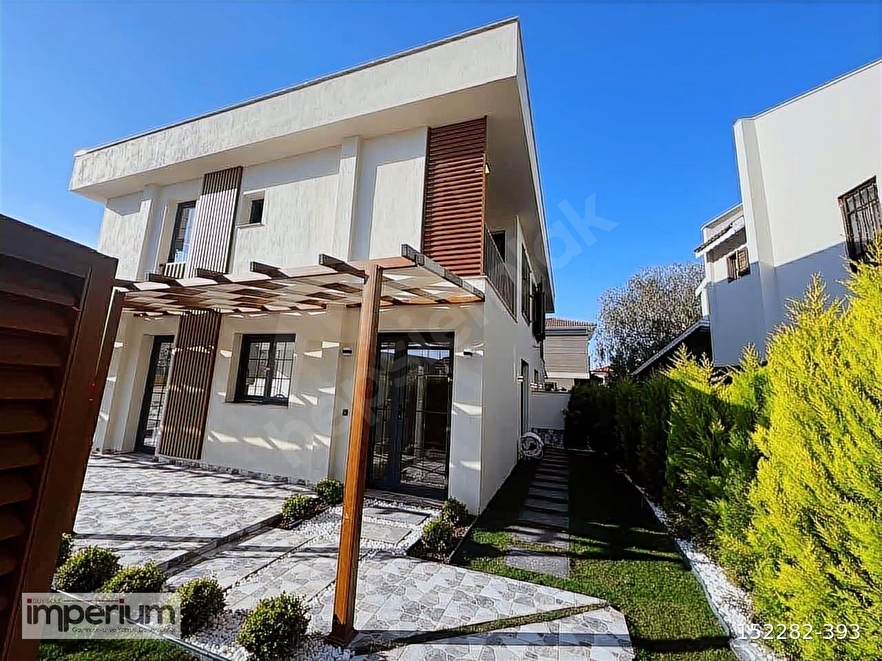 Çeşme Alaçatı'da müstakil havuzlu 4 + 1 lüks villa