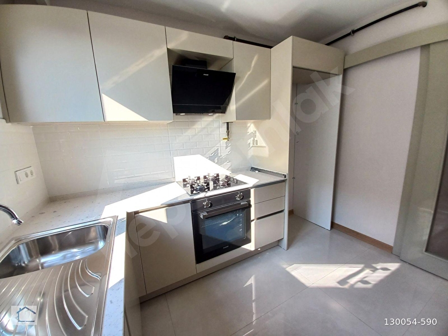 Göztepe'de 2024 Yapım Tren Yolu Alt Kısmında 3+1 120m2 Balkonlu