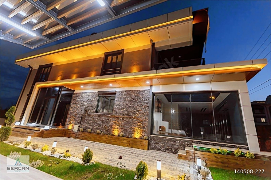 KARAHÜYÜKTE HATIP CADDESİNE 1 PARSEL İÇERDE 5+1 GENİŞ TEK VİLLA