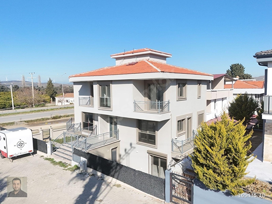 Seferihisar'da Kullanışlı ve Sıfır, Denize Yakın 3+1 Villa