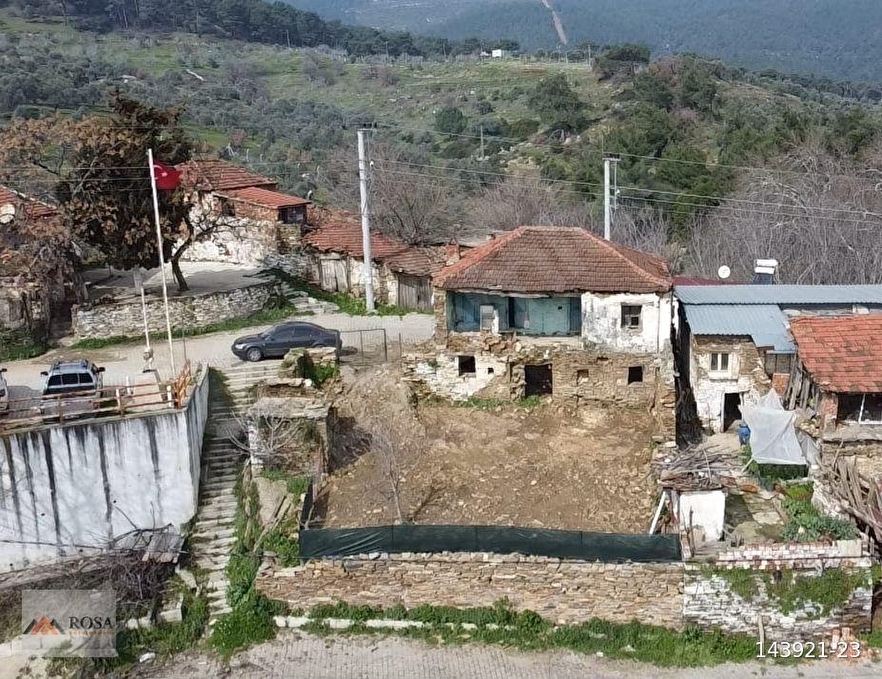 ROSA GAYRİMENKUL'DEN KÖY MERKEZİNDE SATILIK MÜSTAKİL EV