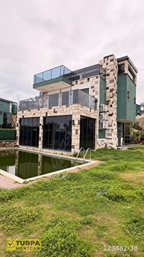 YENİFOÇA KOZBEYLİ TAKASA AÇIK MÜSTAKİL HAVUZLU 4+1 LÜX VİLLA