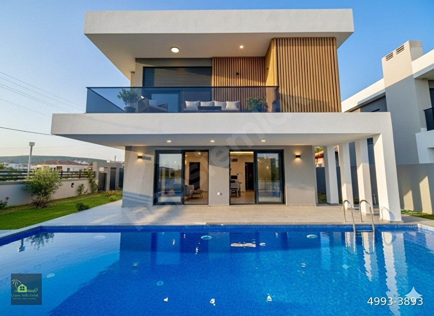 Çeşme Şifne'de Satılık 4+1 Müstakil Havuzlu Tam Müstakil Villa