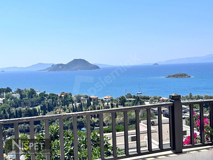 Yunan Adaları Manzaralı, Yenilenmiş Tripleks Villa