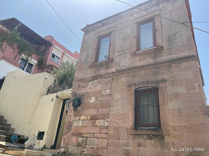 AYVADA'DAN AYVALIK MERKEZ'DE DENİZ MANZARALI VE BAHÇELİ 2 KATLI TAŞ EVİ
