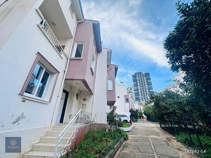 LEVANTEN'DEN SİTE İÇERİSİNDE HAVUZLU 3 KATLI VİLLA