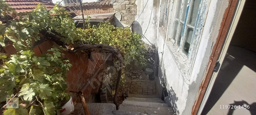 AKHİSAR ZEYTİNLİOVA DA SATILIK TADİLAT İSTEYEN KÖY EVİ 650.000 TL