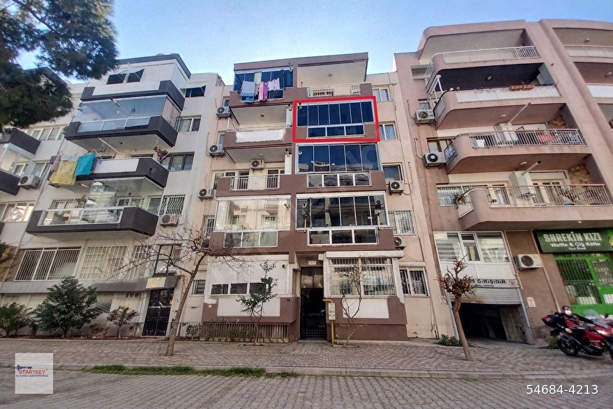 Karşıyaka Dedebaşı Çarşı İçinde Satılık Geniş 2+1 Yatırım ve Oturum İçin İdeal
