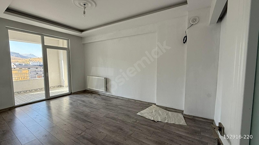 ÖZ GAYE EMLAKTAN DEVELİ FENESE ANA CADDE ÜZERİNDE SATILIK LÜKS DAİRE