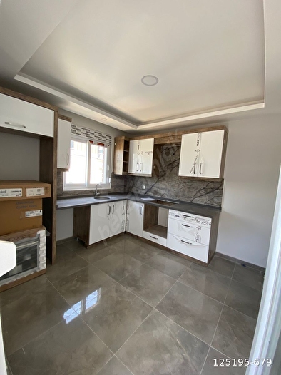 DÖŞEMEALTI YENİKÖY MERKEZ’DE ARA KAT SIFIR 3+1 DAİRE