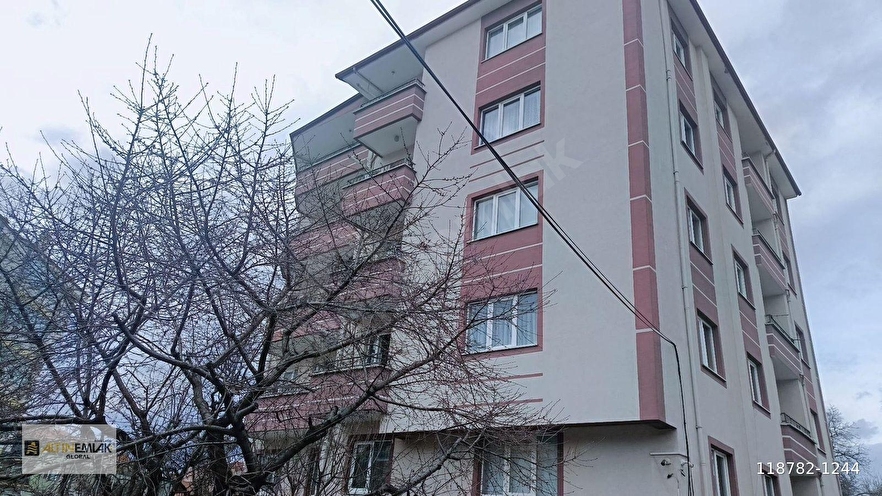 Bolu Köroğlu Mahallesi’nde Cadde Üzeri, Güney-Batı Cephe, 3 Balkonlu Ferah 3+1 Satılık Daire