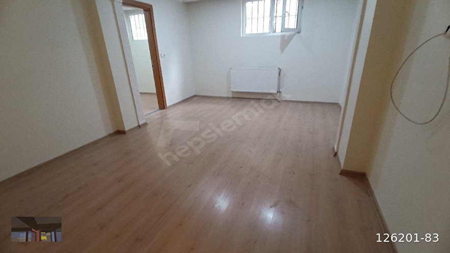 GÜZELYURT MAHALLESİNDE METROBÜSE 5 DAKİKA YÜRÜME MESAFESİNDE SATILIK 2+1HARİKA BAHÇE KATI