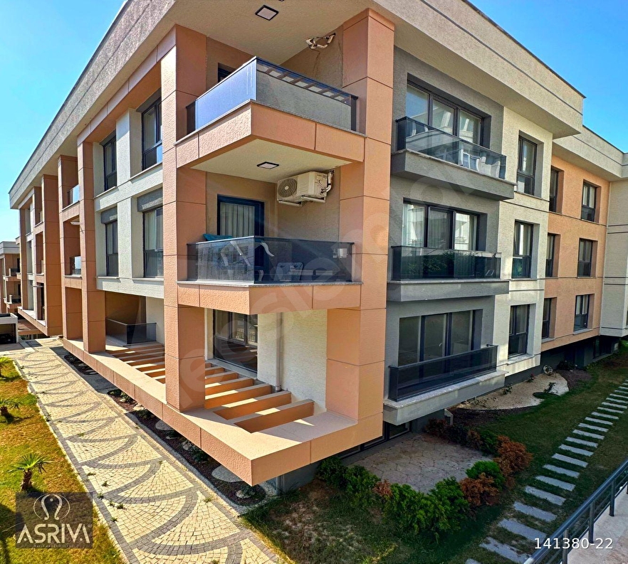 BEYLİKDÜZÜ ASRİVA'DAN MARİNAYA YAKIN KISA KATLI SİTE İÇİ DENİZ MANZARALI 3+1 DAİRE.