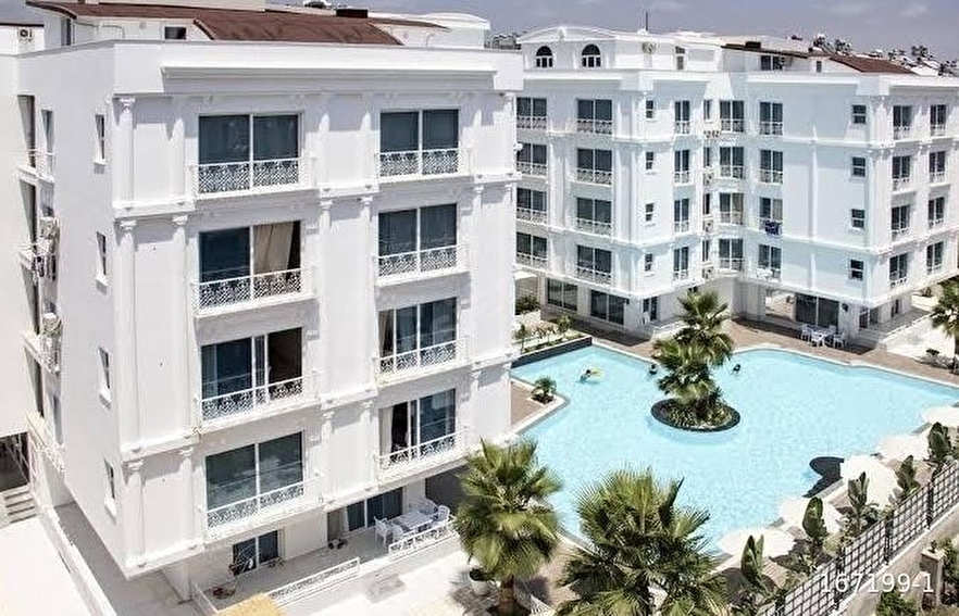 Konyaaltı Liman Denize 700m, Havuzlu Sitede Satılık 1+1 Tam Eşyalı Daire