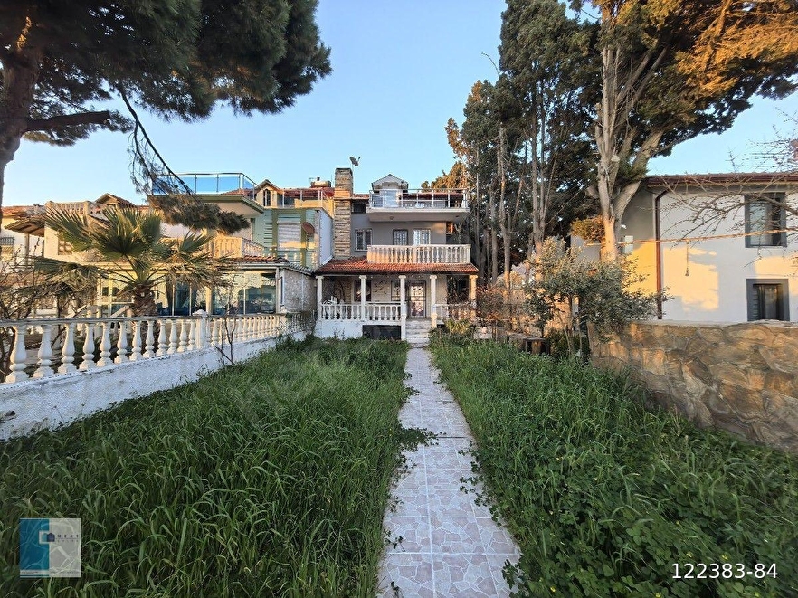 ÖZDERE ÇUKURALTI SAHİLDE DENİZ’e Sıfır KONUMDA FIRSAT Villa!