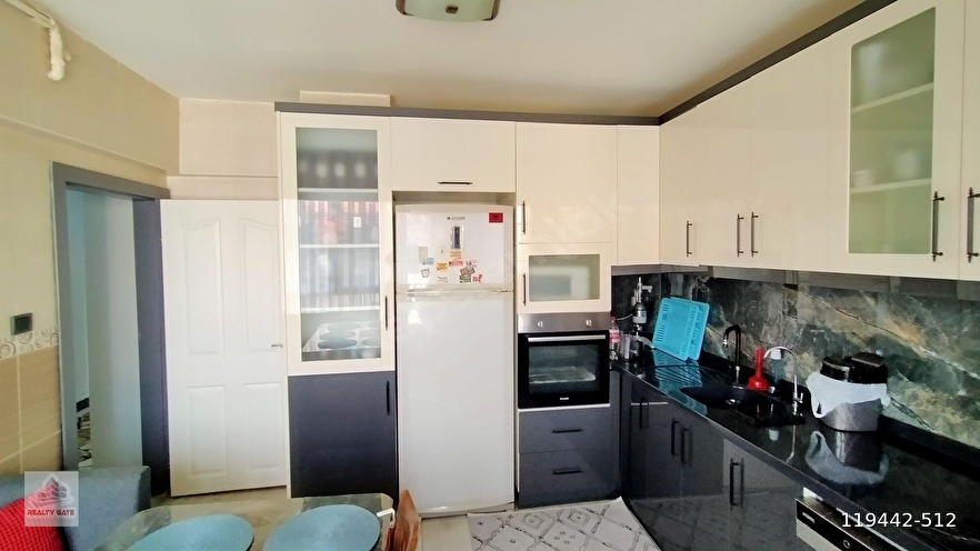Aydınlıkevlerde Merkezde 110 m2 İçi Yapılı Kapalı Garajlı 2 katta Bağımsız Satılık  Daire