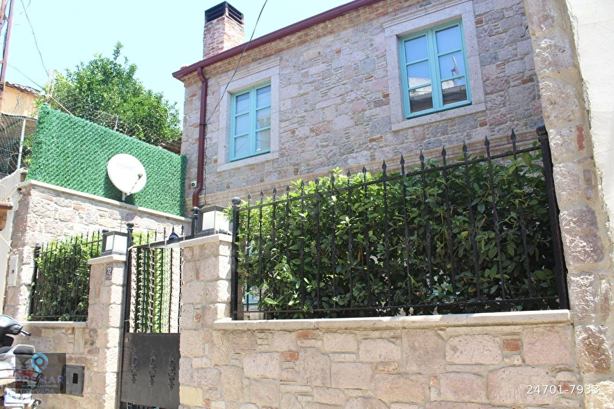 AYVADA'DAN AYVALIK MERKEZ'DE AVLULU 2 KATLI 2+1 TAŞ RUM EVİ