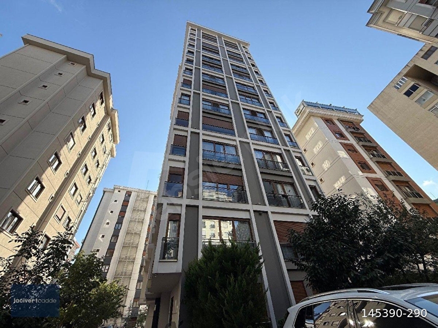 LACİVERTCADDE CADDEBOSTAN BAĞDAT YAKINI 5 YILLIK 130 M² NET