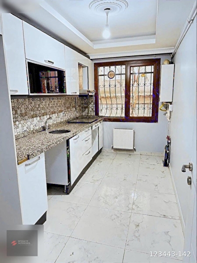 Şirinevler Mahmutbey 14.Sokakta Satılık Ferah Bahçe Katı Daire