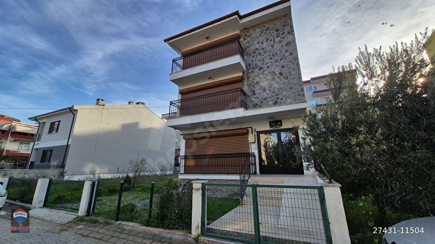 Çanakkale Bayramiç'de Üç Daireli Bahçeli Apartman Komple Satılık