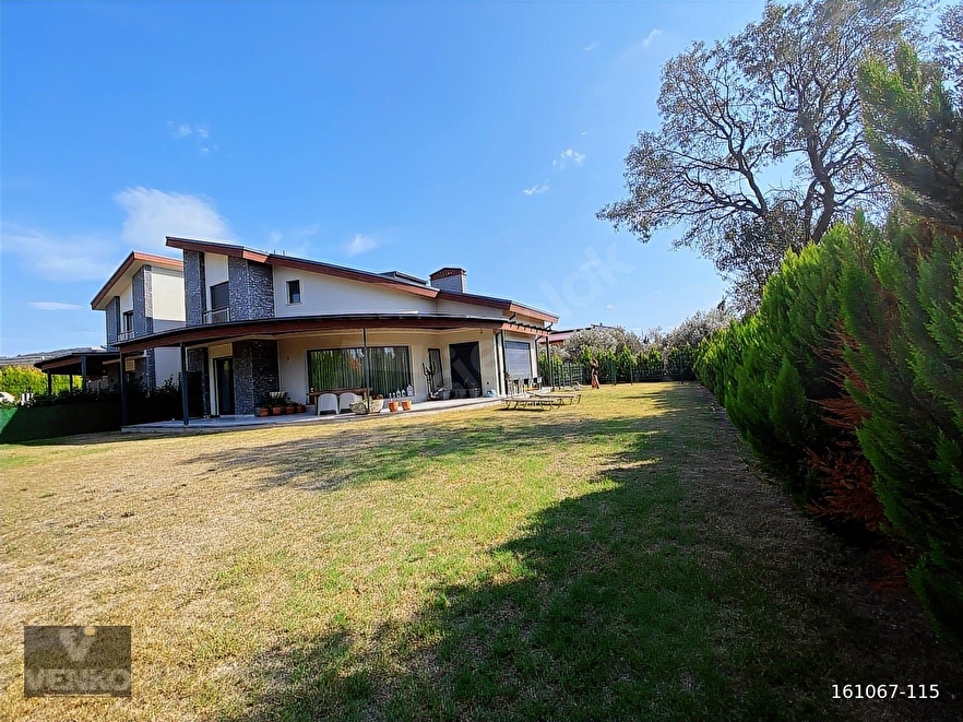 Urla Kuşçular'da Satılık 1.300 M2 Arsa İçerisinde 4+1 Villa