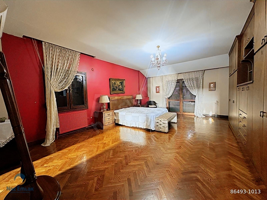 GÖL MANZARALI SİTE İÇİNDE 8+2 SATILIK LÜKS VİLLA